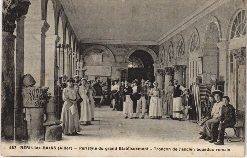 Carte postale ancienne Neris-les-Bains Peristyle du Grand Etablissement