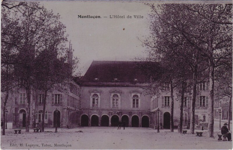 Carte postale ancienne Montlucon L'Hotel de Ville