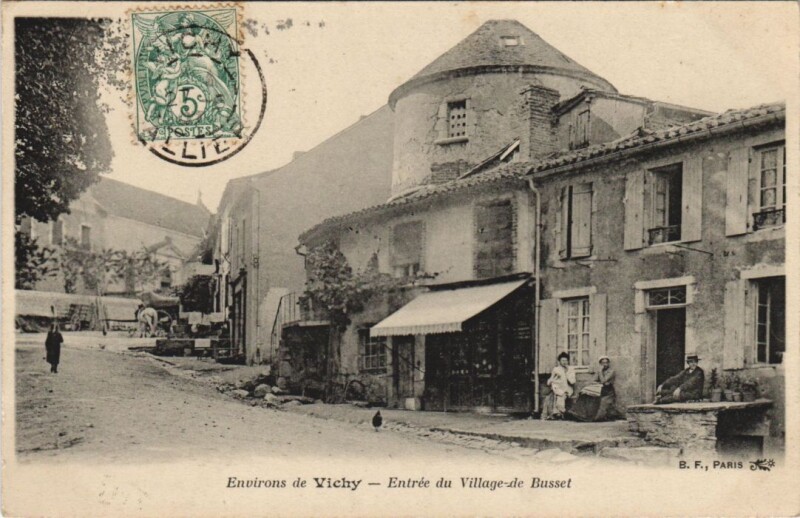 Carte postale ancienne Busset Entree du Village à Busset