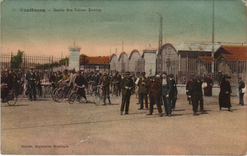 Carte postale ancienne Montlucon Sortie des Usines Dunlop