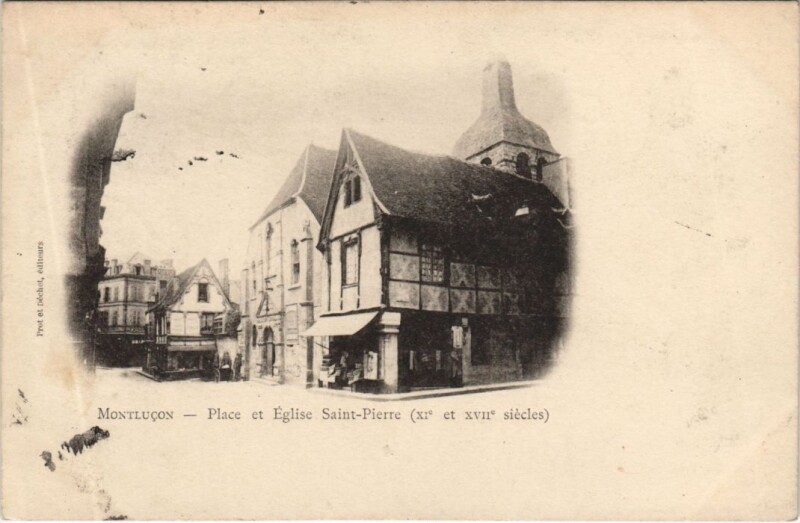Carte postale ancienne Montlucon Place et Eglise Saint-Pierre