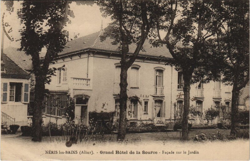 Carte postale ancienne Neris-les-Bains Grand Hotel de la Source - Facade sur le Jardin