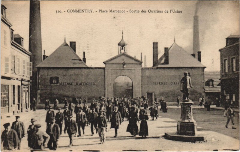 Carte postale ancienne Commentry Place Marcenot - Sortie des Ouvriers de l'Usine à Commentry