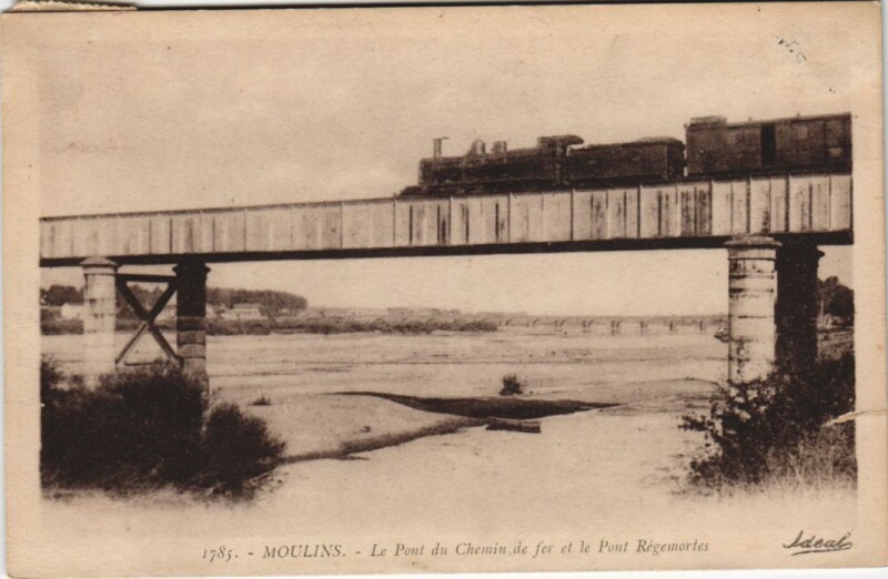 Carte postale ancienne Moulins Le Pont du Chemin de Fer et le Pont Regemortes à Moulins