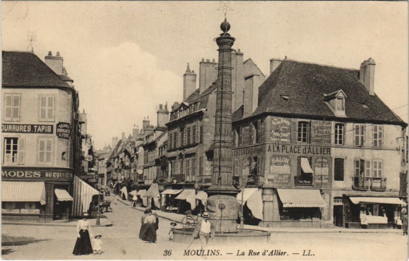Carte postale ancienne Moulins La Rue d'Allier à Moulins