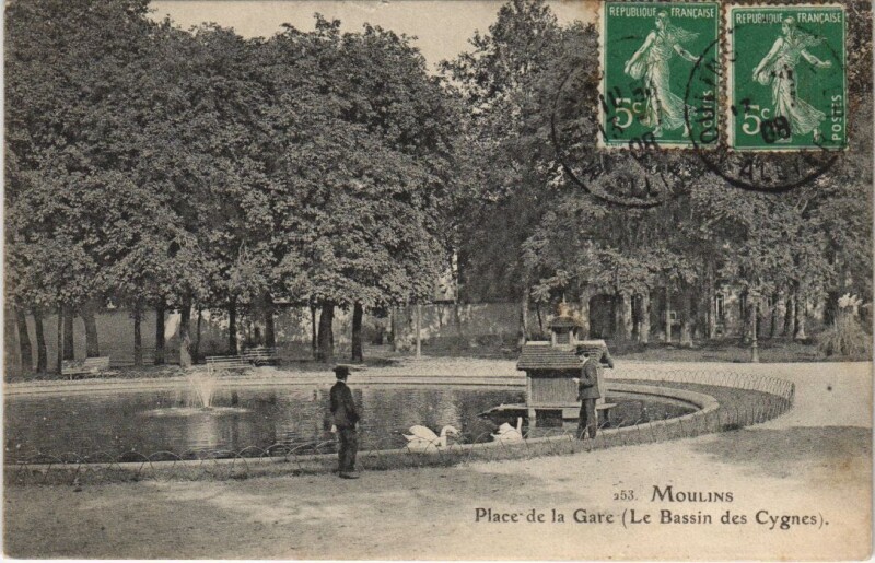 Carte postale ancienne Moulins Place de la Gare - Le Bassin des Cygnes à Moulins