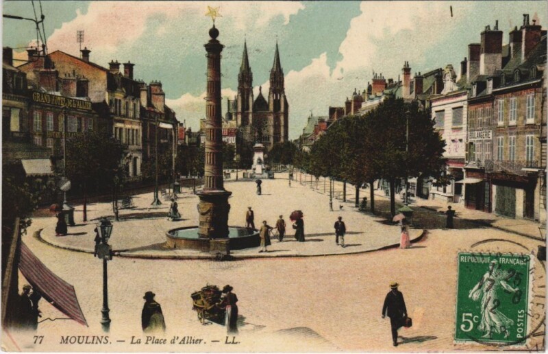 Carte postale ancienne Moulins La Place d'Allier à Moulins