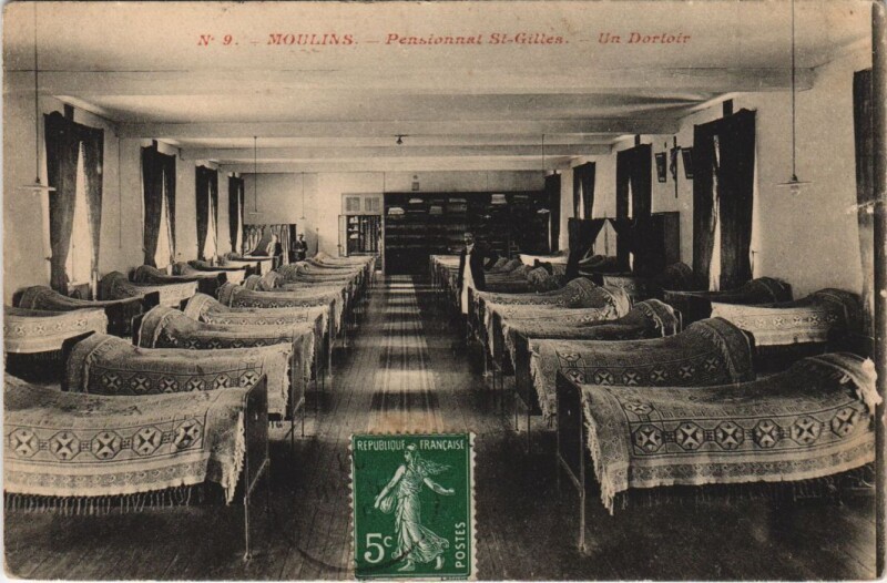 Carte postale ancienne Moulins Pensionnat Saint-Gilles - Un Dortoir à Moulins