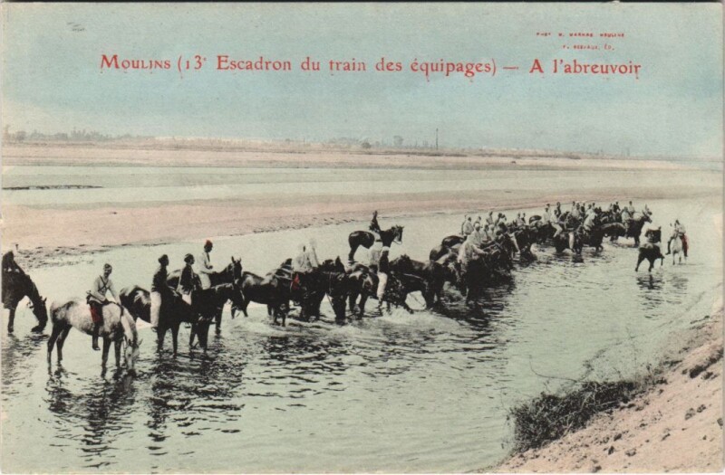 Carte postale ancienne Moulins 13. Escadron du Train des Equipages - A l'Abreuvoir à Moulins
