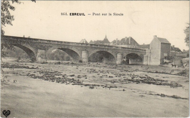 Carte postale ancienne Ebreuil Pont sur la Sioule