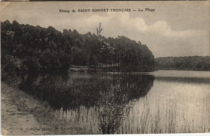 Carte postale ancienne Saint-Bonnet-Troncais Etang de Saint-Bonnet-Troncais - La Plage