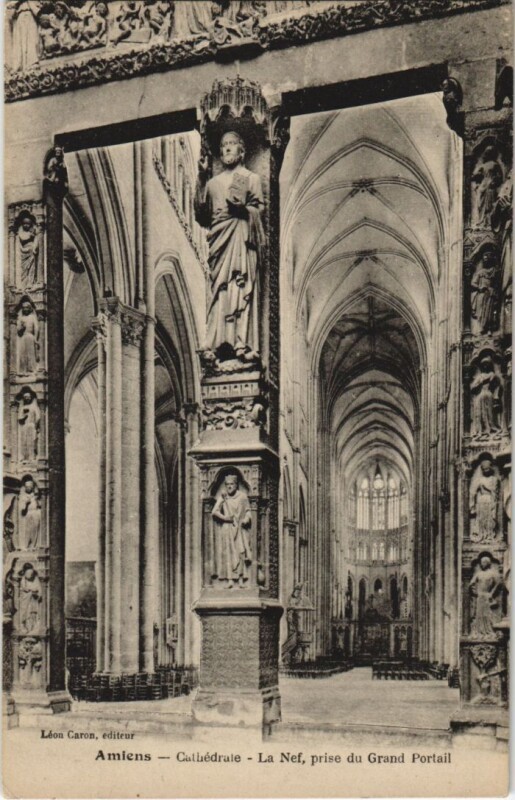 Carte postale ancienne Amiens Cathedrale Le Nef prise du grand Portail à Amiens