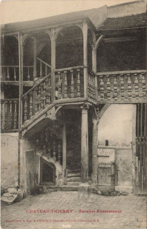 Carte postale ancienne Chateau-Thierry Escalier renaissance