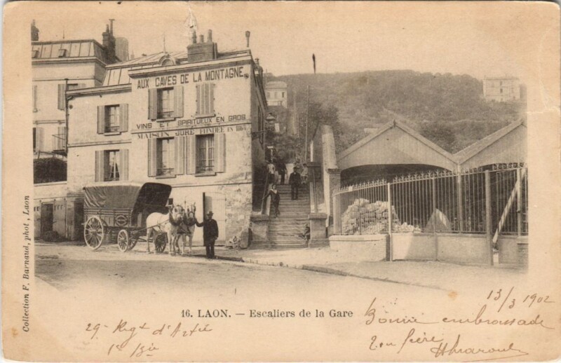Carte postale ancienne Laon Escaliers de la gare