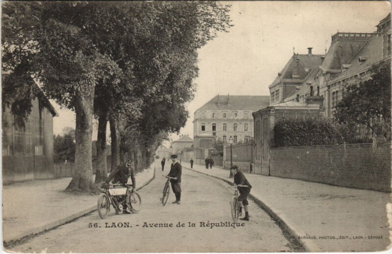 Carte postale ancienne Laon Avenue de la republique