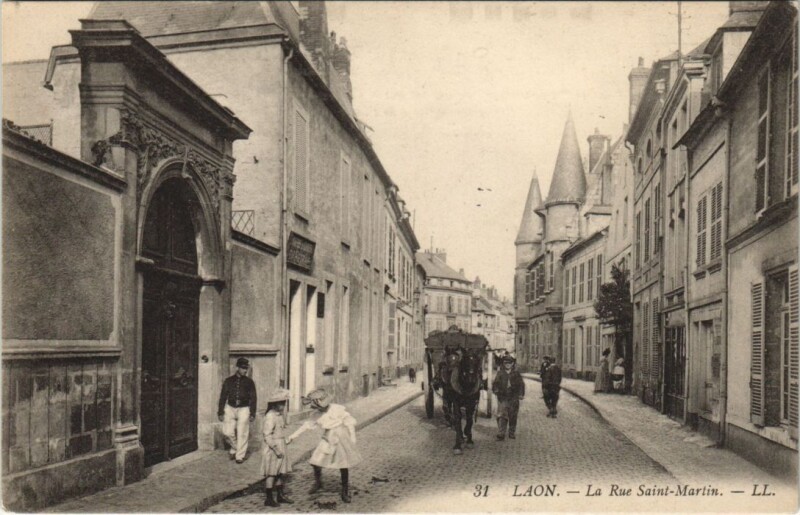 Carte postale ancienne Laon La rue Saint-martin