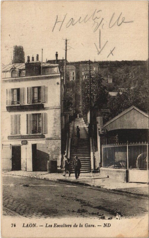 Carte postale ancienne Laon Les escaliers
