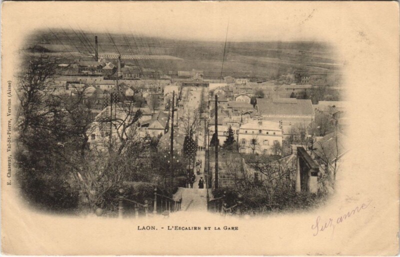 Carte postale ancienne Laon L'escalier et la gare