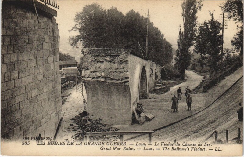 Carte postale ancienne Laon Le viaduc du chemin