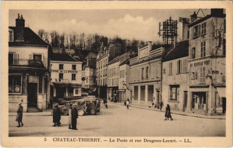 Carte postale ancienne Chateau-Thierry La poste et rue