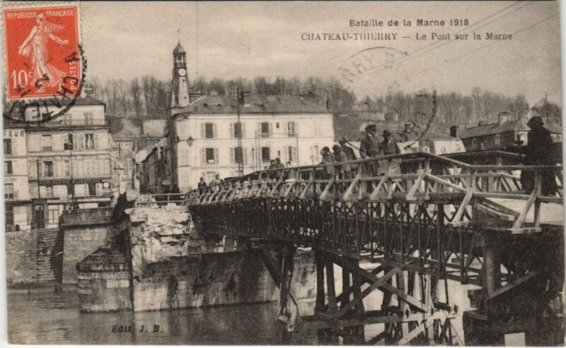 Carte postale ancienne Chateau-Thierry Le pont sur La Marne
