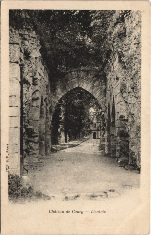 Carte postale ancienne Chateau de Coucy L'Entree
