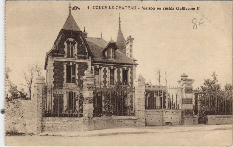 Carte postale ancienne Chateau de Coucy Maison ou resida