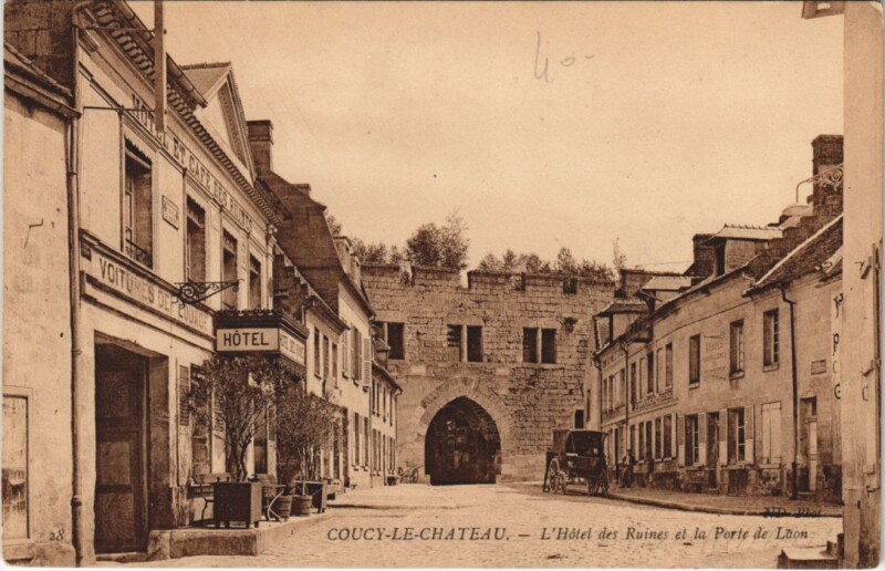 Carte postale ancienne Coucy-le-Chateau L'hotel des ruines