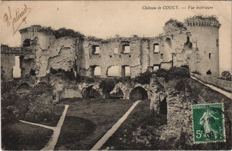 Carte postale ancienne Chateau de Coucy Vue interieure