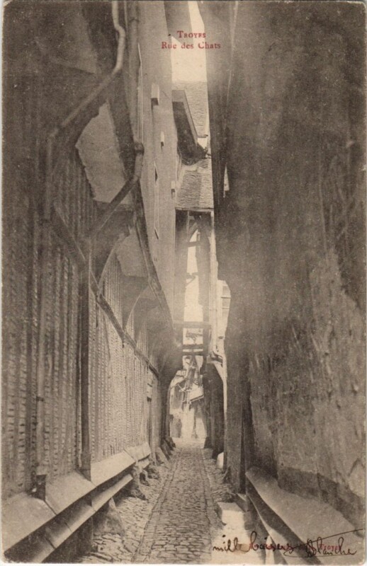 Carte postale ancienne Troyes Rue des Chats à Troyes