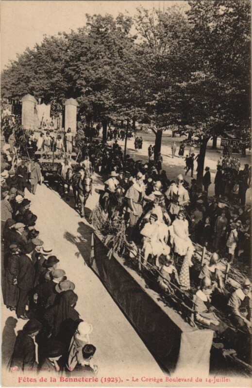 Carte postale ancienne Troyes Fetes de la Bonneterie 1925 Cortege boulevard du 14 Juillet à Troyes