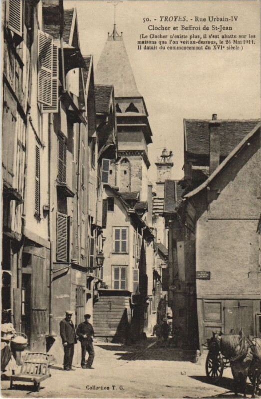 Carte postale ancienne Troyes Rue Urbain Iv Clocher et beffroi de Saint-Jean à Troyes