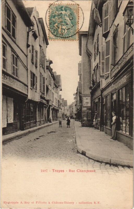 Carte postale ancienne Troyes Rue Champeaux à Troyes