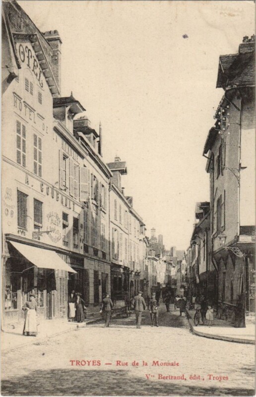 Carte postale ancienne Troyes Rue de la Monnaie à Troyes