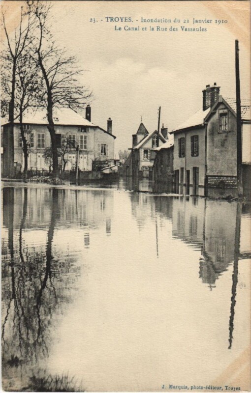 Carte postale ancienne Troyes Inondation 1910 Le Canal et Rue des Vassaules à Troyes