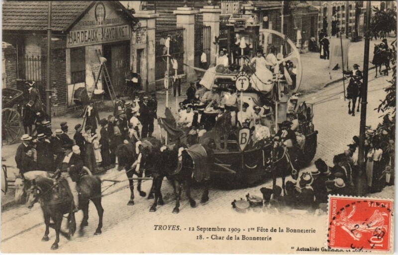Carte postale ancienne Troyes Ier Fete de la Bonneterie 1909 Char del a Bonneterie à Troyes