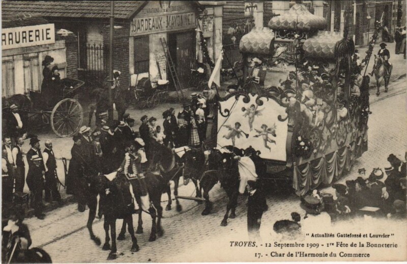 Carte postale ancienne Troyes Ier Fete de la Bonneterie 1909 Char de l'Harmonie à Troyes