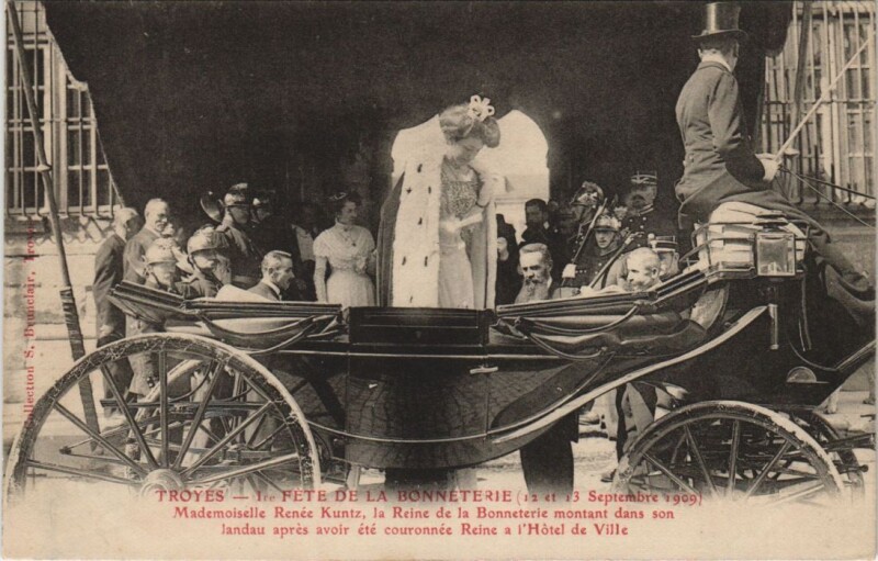 Carte postale ancienne Troyes Ier Fete de la Bonneterie 1909 La Reine à Troyes