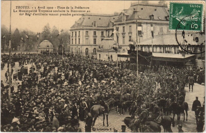 Carte postale ancienne Troyes Arrivee Regiment 60e 1910 place de la prefecture à Troyes