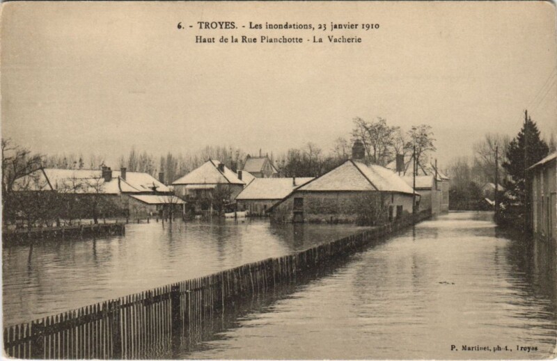 Carte postale ancienne Troyes Inondation 1910 Rue Pinchotte La Vacherie à Troyes