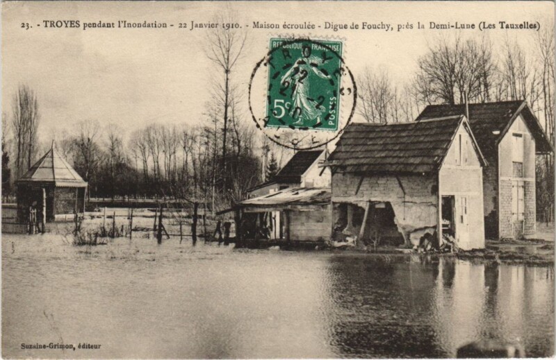 Carte postale ancienne Troyes Inondation 1910 Digue de Fouchy les Tauxelles à Troyes