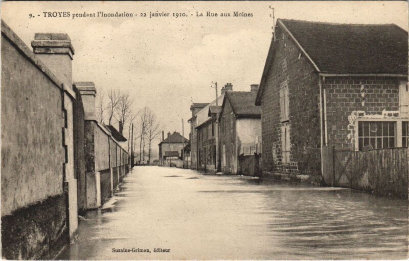 Carte postale ancienne Troyes Inondation 1910 Rue aux Moines à Troyes