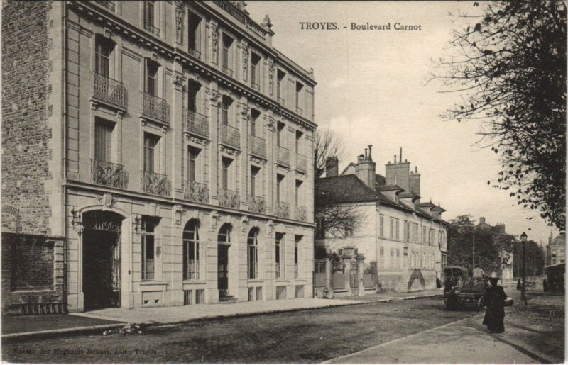 Carte postale ancienne Troyes Boulevard Carnot à Troyes