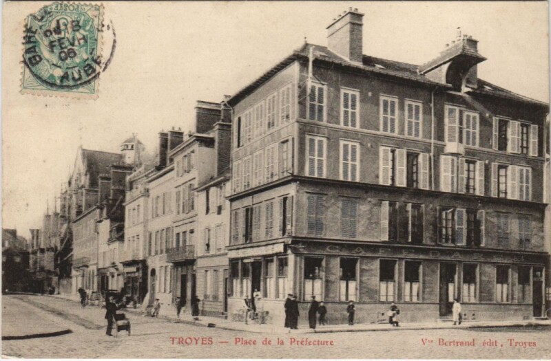 Carte postale ancienne Troyes Place de la Prefecture à Troyes