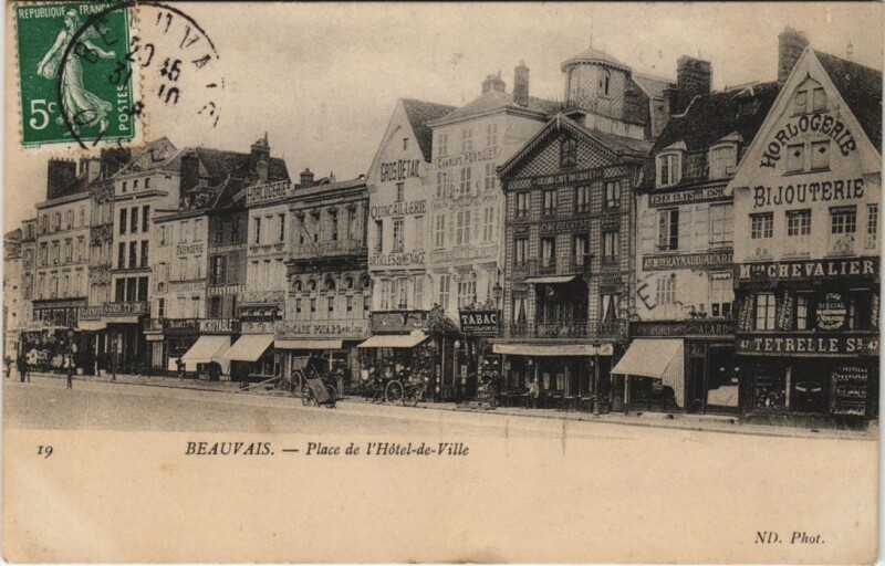 Carte postale ancienne Beauvais Place de l'hotel de Ville à Beauvais