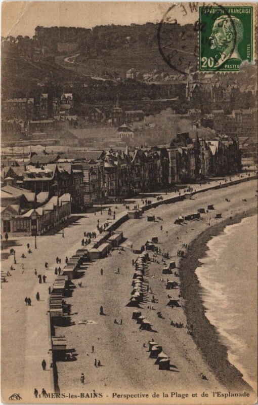 Carte postale ancienne Mers-Les-Bains Perspective de la Plage et de l'Esplanade à Mers-les-Bains