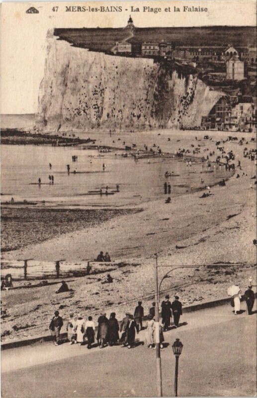 Carte postale ancienne Mers-Les-Bains La Plage et la Falaise à Mers-les-Bains