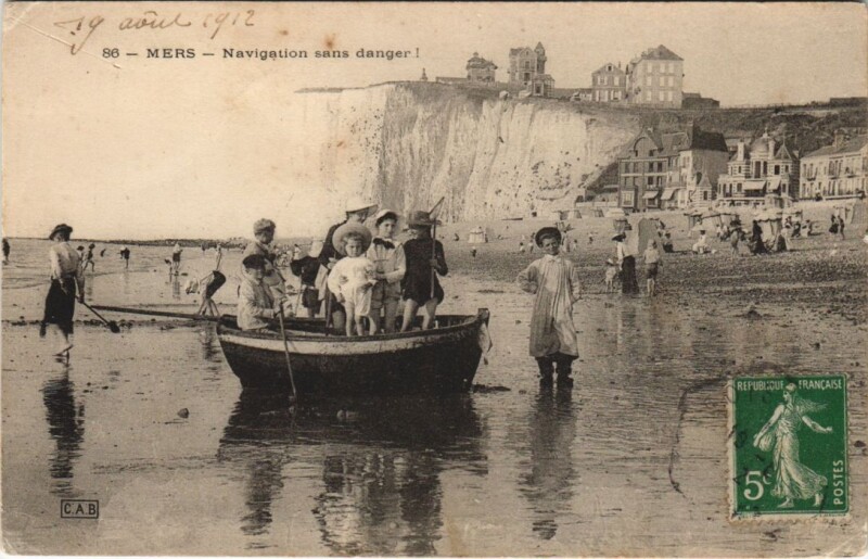 Carte postale ancienne Mers-Les-Bains navigation la plage à Mers-les-Bains