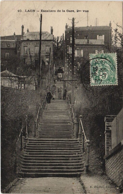 Carte postale ancienne Laon Escaliers De La Gare