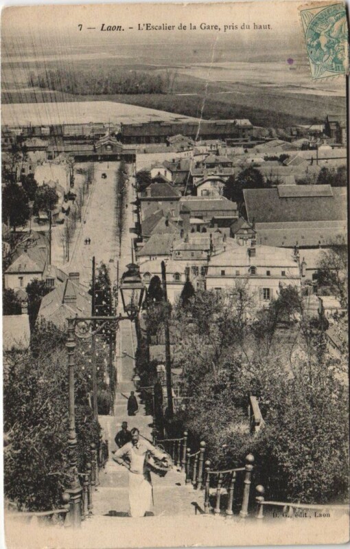Carte postale ancienne Laon L'Escalier De La Gare